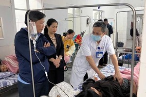 新立乡人委会领导到向化区全科医院探望慰问正在接受治疗的疑似食物中毒患者。