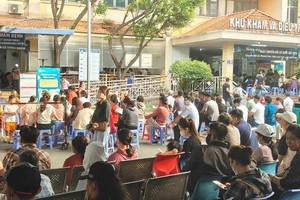 患者在胡志明市眼科医院院内等候登记就诊。