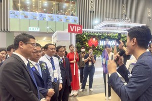 诸位领导与嘉宾参观展位。