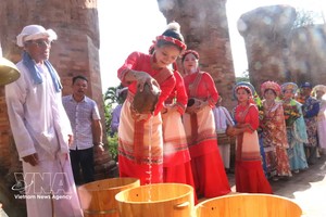婆那加塔庙会上的占族与越族少女。