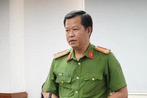  胡德善中校在新闻发布会上提供相关信息。