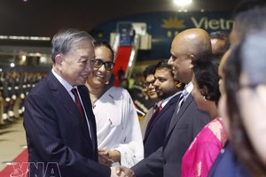 党中央总书记、国家主席苏林，斯里兰卡总理哈里妮·阿马拉苏里亚及各位代表。