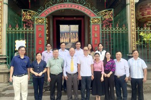 市民族与宗教厅代表团与穗城会馆理事长卢耀南合照。
