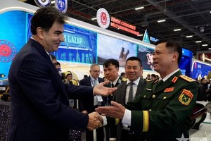 国防部副部长阮长胜上将与土耳其国防部副部长穆萨·海伊贝特亲切交谈。