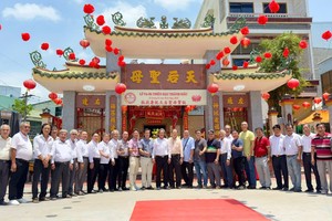 永隆省丐容市七府庙理事会与诸位嘉宾和善信合照留念。