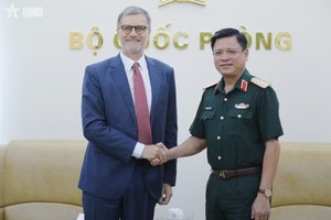 国防部副部长阮长胜上将和法兰西共和国驻越南特命全权大使奥利维耶·布罗谢。