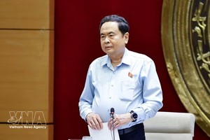 越南国会主席陈青敏发表讲话。
