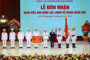 黎明兴总理出席海防市公安局“人民武装力量英雄”称号颁授仪式。