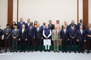 越南外交部副部长阮明姮与各国代表合影。
