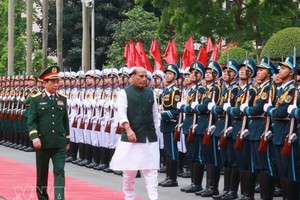 5月19日上午，越南国防部长潘文江大将在国防部总部主持仪式，欢迎印度国防部长一行。