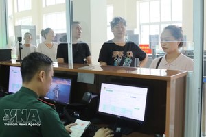 谅山省新清边防部队录入出入境旅客信息数据。