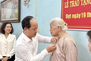 革命老前辈陈氏莱（五华）获颁60年党龄纪念章