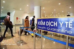 旅客通过内牌国际机场入境越南。