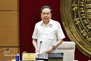 越南国会主席陈青敏在国会大厦与国会科技与环境委员会常务处举行工作会议。