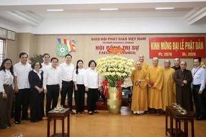 市委副书记文氏白雪向越南佛教教会中央第二办事处赠花祝贺。