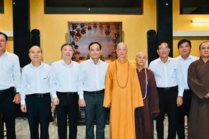 胡志明市市委书记陈留光率团探访祝贺释智广大老和尚。