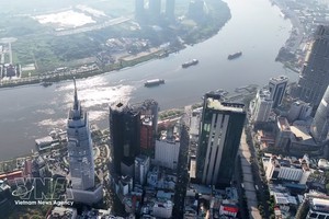 西贡河畔胡志明市中心区域的金融大厦。