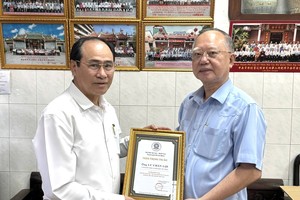 胡志明市民族学—人类学会向穗城会馆理事长卢耀南颁发感谢函，感谢其支持南部华人文化研究与学术活动。