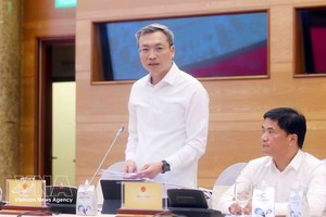公安部办公厅主任、公安部发言人阮国瓒少将在会上汇报。