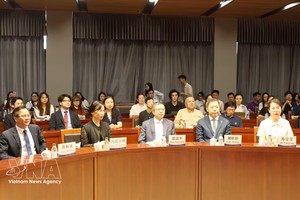 越南驻中国大使范青平（中）出席在北京外国语大学（BFSU）举行的“越中文化、旅游与教育交流及青年作用”专题交流活动。
