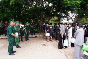 河仙国际口岸边防哨所干部指导公民办理回国前相关手续。图自越通社。