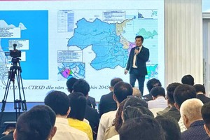  与会专家在研讨会上发表专题报告。
