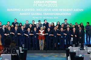 原政府总理范明政与出席2025年东盟未来论坛的各代表团团长。