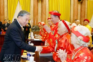 党中央总书记、国家主席苏林和与会代表。