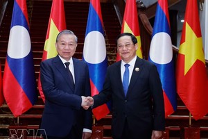 2025年12月1日下午，越南党中央总书记、国家主席苏林在老挝首都万象与老挝总理宋赛·西潘敦会晤。