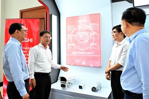 市人委会副主席阮孟强（左二）参观Viettel集团数字展示空间。