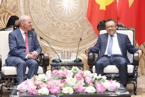 党中央书记处书记、党中央检查委员会主任陈士青会见加拿大驻越南大使吉姆·尼克尔。