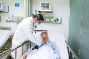 医生为一名心肌梗塞患者进行检查。 