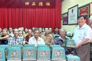 福建二府会馆理事长彭伟强向高龄乡亲和孤寡长者赠送端午节礼物。