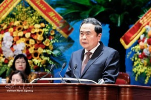 越南国会主席陈青敏在大会上发表指导讲话。