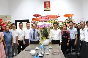 胡志明市代表团走访《大团结报》驻胡志明市代办处。 