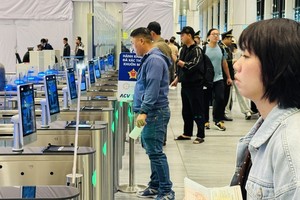 乘客在机场办理人脸识别手续。