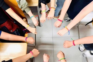 学生们展示亲手编织完成的五彩绳。
