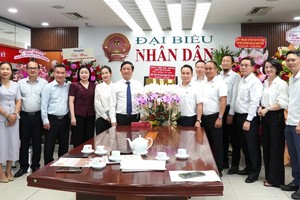 胡志明市人民议会主席武文明祝贺《人民代表报》南方办事处。