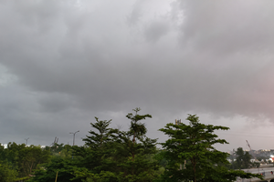 6月18日下午，胡志明市出现雷阵雨天气。