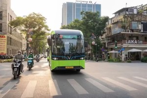 全国在用电动汽车超37万辆。图自Vietnam+。