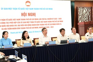  市委副书记、市越南祖国阵线委员会主席阮福禄与市越南祖国阵线委员会常务处成员共同主持会议。