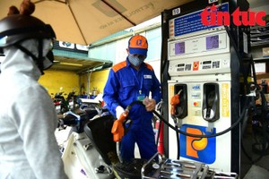 6月25日下午3时起，各类油品价格全面下调，有的油品每公升下调近1700元