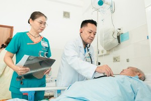 统一医院医生为患者检查病情。