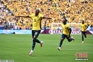越南时间6月26日，在2026年美加墨世界杯E组第三轮比赛中，厄瓜多尔队2比1逆转德国队，三轮积4分，成功以成绩最好的8个小组第三身份锁定32强席位。提前一轮晋级的德国队依然获得本组第一。图为厄瓜多尔队球员进球后庆祝。