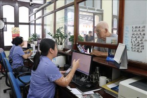 海防站工作人员为前来购票的民众办理相关手续。