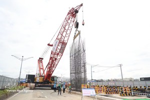 胡志明市地铁2号线ST10地下站首幅地连墙钢筋笼顺利吊装入槽。