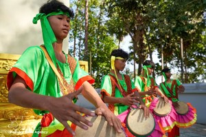 斋儋（Chhay-dăm）鼓舞是高棉族独具特色的民间表演艺术，将舞蹈动作、鼓乐节奏与高难度腾跃技巧巧妙融合，兼具力量之美与艺术观赏性。该艺术于2015年被越南文化、体育与旅游部列入西宁省高棉族国家级非物质文化遗产名录，并于2025年列入安江省高棉族国家级非物质文化遗产名录。