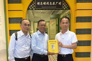 代表团参观“胡志明同志在广州”展馆，并获馆方赠送《胡志明传》中文版。