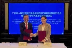 越南胡志明市越中友好协会与中国广东省人民对外友好协会续签友好合作备忘录。