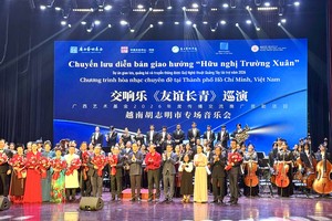 越中双方领导和全体演职人员合影留念。